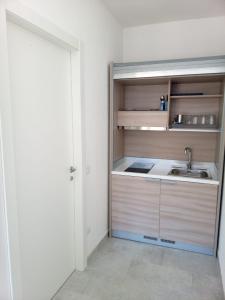 una pequeña cocina con fregadero y fregadero en Appartamenti Residence Poseidone, en Santa Teresa Gallura