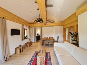 uma sala de estar com um sofá e uma mesa em Ferienwohnung Otto em Ruhpolding