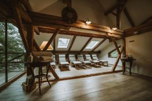 Ljubno的住宿－Charming Slovenia - Herbal Glamping Resort Ljubno，大型客房设有桌椅和窗户。
