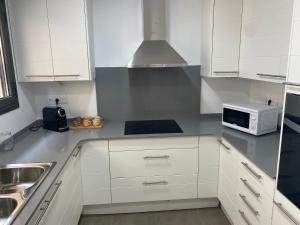 Dapur atau dapur kecil di Ample house with views in front of Baells reservoir