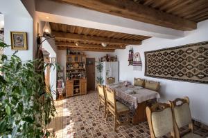 Botiza的住宿－Pensiunea Cretuca，厨房以及带桌椅的用餐室。