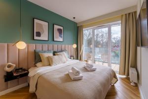 Llit o llits en una habitació de Sunnyway Apartment