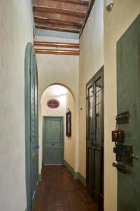 西恩納的住宿－Alla Scala 1746，大楼里一条带绿门的空走廊