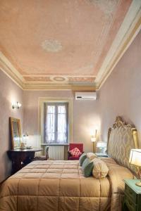 ein Schlafzimmer mit einem großen Bett mit Kassettendecke in der Unterkunft Alla Scala 1746 in Siena