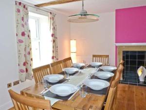 une salle à manger avec une table et des chaises ainsi qu'un astérisque dans l'établissement Chimney Gill, à Sebergham