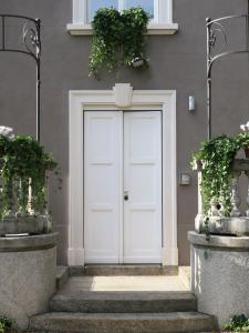 una puerta blanca en el lateral de un edificio en Villa Crochat, en Como