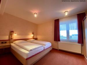 En eller flere senge i et værelse på Hotel Meeresburg