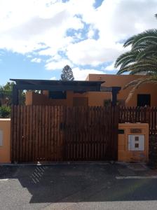 una valla de madera frente a una casa en Mar&dunas, en La Oliva