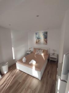 ein Schlafzimmer mit einem Bett und einem Gemälde an der Wand in der Unterkunft Apartamento en primera línea de playa A - Marbella Centro in Marbella + 26 Fotos