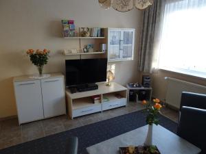 TV a/nebo společenská místnost v ubytování Ferienwohnung Böhnstedt