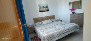 Schlafzimmer mit einem Bett mit einem Kopfteil aus Holz in der Unterkunft Holla del Saldo in Ingenio