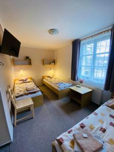 Postel nebo postele na pokoji v ubytování Hotel Pod Zámkem