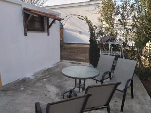 einen Tisch und Stühle auf einer Terrasse in der Unterkunft Mikros Paradisos in Agria