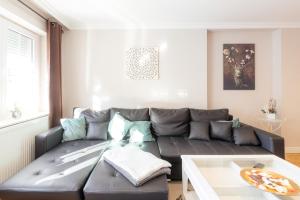 uma sala de estar com um sofá de couro preto em Ferienwohnungen Ziesing em Thale