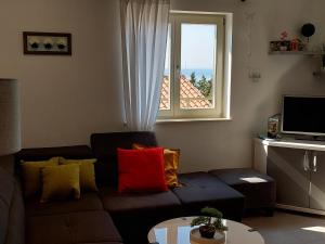 un soggiorno con un divano e una finestra di Gavza Dream View apartment a Cres