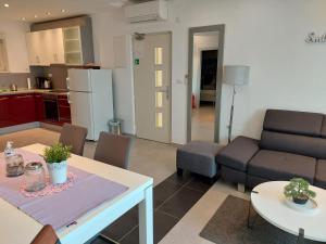 una cucina e un soggiorno con tavolo e divano di Gavza Dream View apartment a Cres