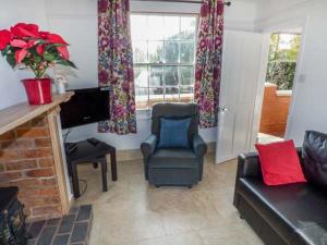 瑟弗輪上城的住宿－1 Willow Cottage，带沙发、椅子和电视的客厅