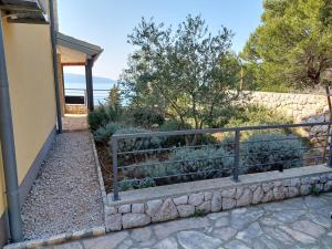 una scala che conduce a una casa con recinzione di Gavza Dream View apartment a Cres