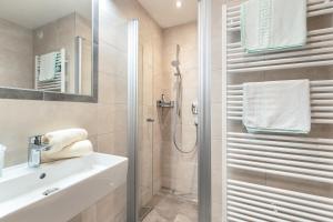 un bagno con doccia e lavandino di Gasthof Pension Berghof a Hippach