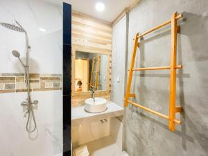 uma casa de banho com um chuveiro e um lavatório. em Suffix Retreat em Fuvahmulah