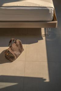 een tas op de vloer onder een bed bij Villa La Pagaia Sorrento Coast in Vico Equense