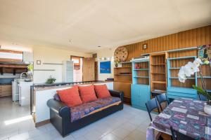 un soggiorno con un divano e un tavolo di Casa Ravacciano a Siena