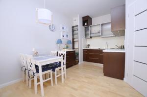Kuchyňa alebo kuchynka v ubytovaní Victus Apartamenty, Apartament Family&Friends