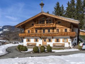 une cabane en rondins en hiver avec de la neige dans l'établissement Wegrainhof, à Kirchberg in Tirol