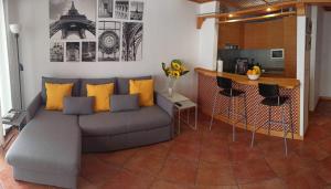 ein Wohnzimmer mit einem Sofa und einer Küche in der Unterkunft adeje paradise in Adeje