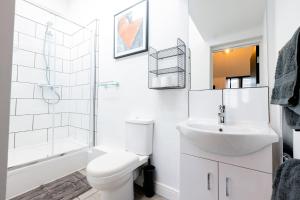 Ένα μπάνιο στο Large Modern 2 Bedroom Queen Street Apartment