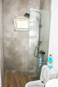 ein Badezimmer mit Dusche und Toilette in der Unterkunft Apartament Stefani in Sarandë