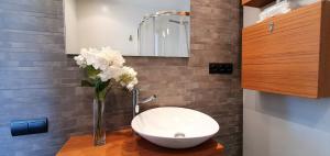 Un baño con un lavabo y un jarrón de flores. en Villa Rufol, en Deltebre 26 fotos más