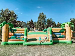 PňovanyにあるChaty a Apartmány Hracholusky Kemp Kosatkaの公園のウォータースライダーで遊ぶ子供2名