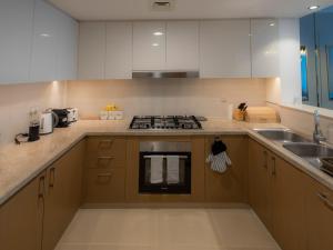 Kuchyňa alebo kuchynka v ubytovaní FIRST CLASS 3BR with full DUBAI SKYLINE & SEA view