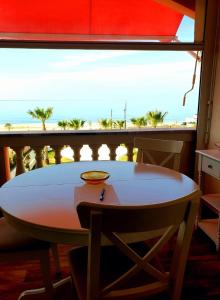チェトラーロにあるCasa La Costaのビーチを望む部屋(テーブル付)