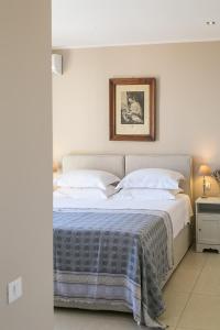 Posteľ alebo postele v izbe v ubytovaní Terra e Mare Seaview Villa with Private Pool & Beach access