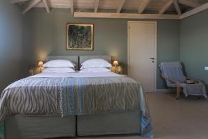 Posteľ alebo postele v izbe v ubytovaní Terra e Mare Seaview Villa with Private Pool & Beach access