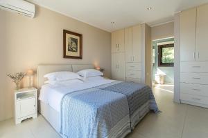 Posteľ alebo postele v izbe v ubytovaní Terra e Mare Seaview Villa with Private Pool & Beach access