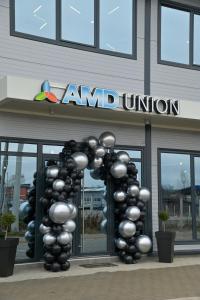Un mucchio di palloncini davanti a un negozio di AMD UNION Caffe & Rooms a Kruševac