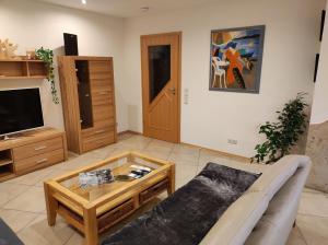 a living room with a couch and a coffee table at Ferienwohnung Bleifuss in Altenbuch im Spessart