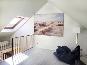 una sala de estar con una gran pintura en la pared en Ferienhäuser Insel Usedom Haus Diego 9 - Blick aufs Achterwasser! Whirlpool und Sauna en Lütow