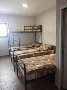 Kama o mga kama sa kuwarto sa AMD UNION Caffe & Rooms