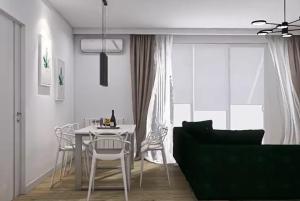 un soggiorno con tavolo, sedie e divano di LUX Apartament Bedzin a Będzin