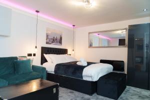 sypialnia z łóżkiem i kanapą oraz pokój z: w obiekcie Willow Studio w mieście Leeds