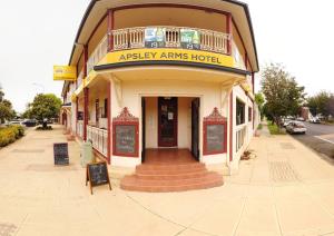 ein australisches Waffenhotel in einer Stadtstraße in der Unterkunft Apsley Arms hotel in Walcha