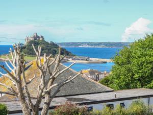 vistas a una ciudad con un castillo en una colina en Hagar Vor, en Penzance