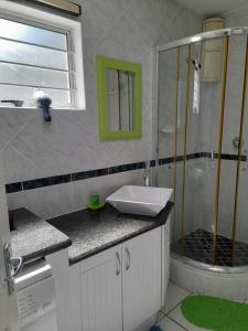 ein Badezimmer mit Waschbecken und Dusche in der Unterkunft 37 Key Largo in Kingsborough