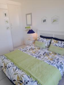 ein Schlafzimmer mit einem großen Bett mit einer grünen Bettdecke in der Unterkunft 37 Key Largo in Kingsborough + 20 Fotos