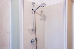 La salle de bains est pourvue d'une douche avec un pommeau de douche. dans l'établissement Marconi city centre, à Desenzano del Garda
