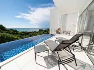 Bassein majutusasutuses Blue Rela Luxe Resort Okinawa või selle lähedal